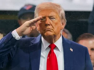 Trump critica Irã e diz que 'todos devem sair de Teerã imediatamente'