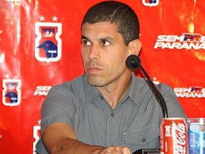 Paraná anuncia Ricardinho como novo técnico