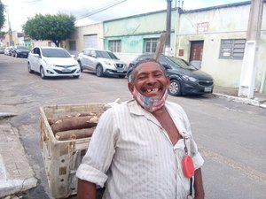 Vendedor de macaxeira canta para divulgar o produto com muita simpatia e bom humor