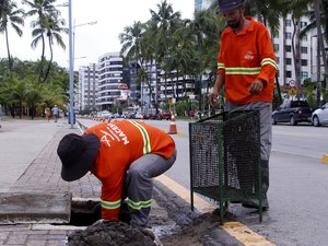 Mutirão de limpeza remove mais de 700kg da orla marítima de Maceió