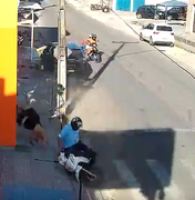 Carro elétrico desgovernado colide contra motos, caminhão e árvore em Penedo