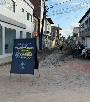 Prefeitura de Maragogi espalha placas para amenizar transtornos de obras