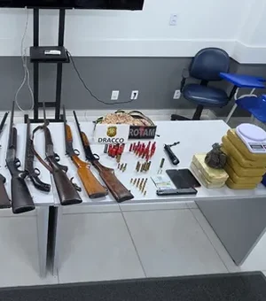 Operação apreende drogas, armas e fardamentos ligados ao Comando Vermelho