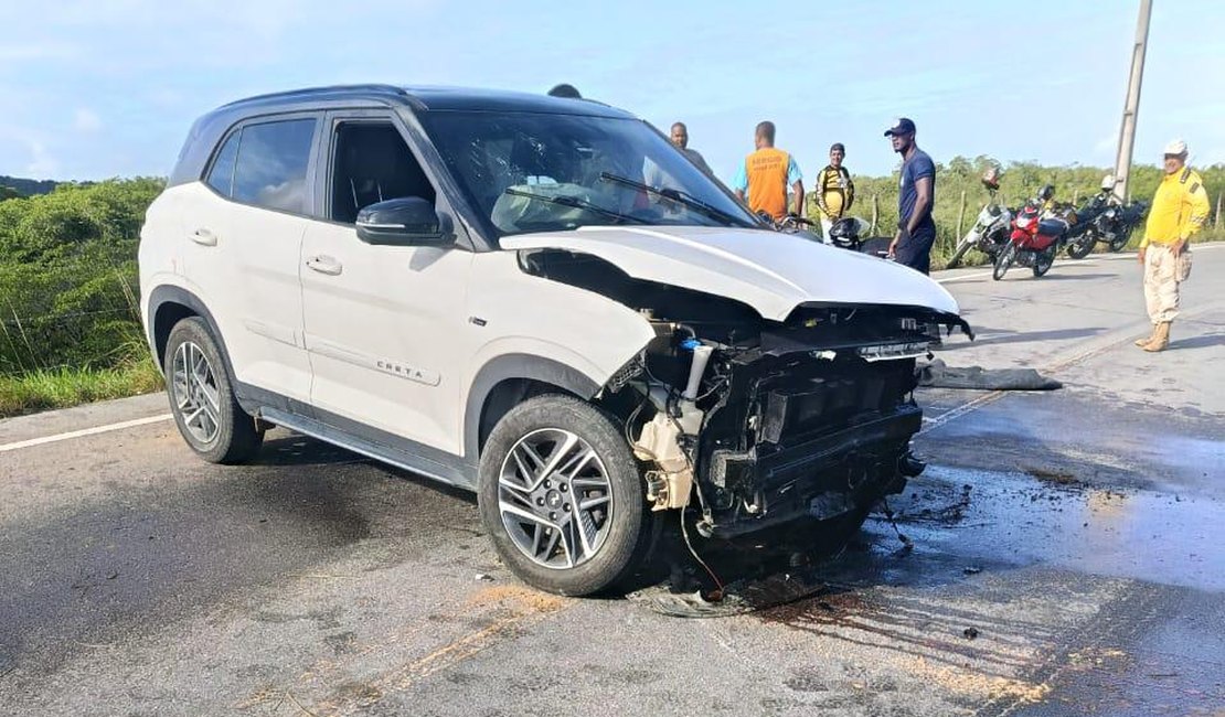 Carro tomba na rodovia AL-460 em Porto de Pedras