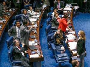 Com mais de 15 horas de sessão, 1° dia de julgamento de Dilma tem bate-boca