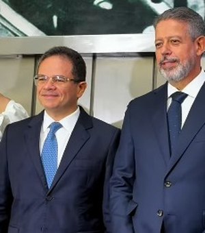 Lira e Marcelo Victor trocam afagos durante entrega de comenda na Assembleia Legislativa