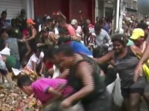 Em Pernambuco, moradores brigam por comida estragada pela lama após enchente