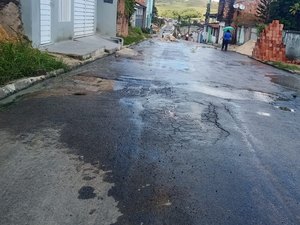 Tubulação se rompe em via pública e causa desperdício de água em Porto Calvo