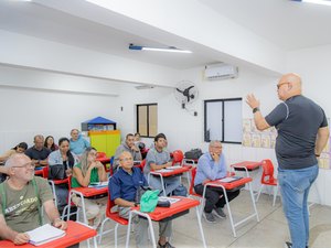 Idosos superam desafios e voltam à escola para aprender um novo idioma