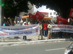 Funcionários suspendem atendimento e protestam