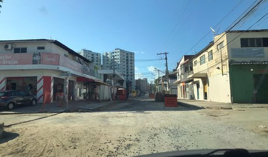 Há um ano interditada, rua  volta a ter obras na Jatiúca 