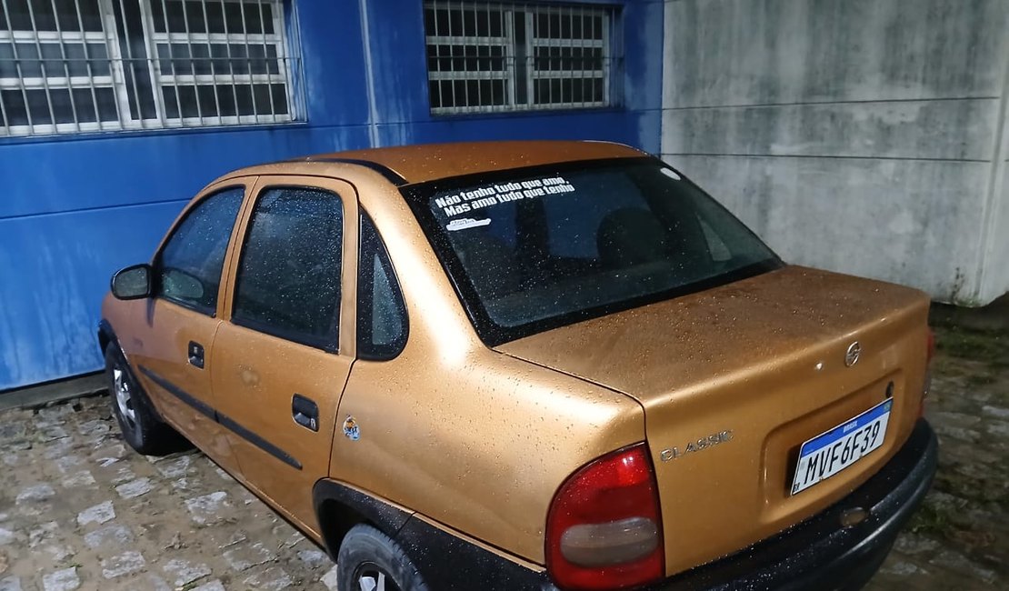 Polícia Militar recupera carro roubado após acidente no centro de Messias