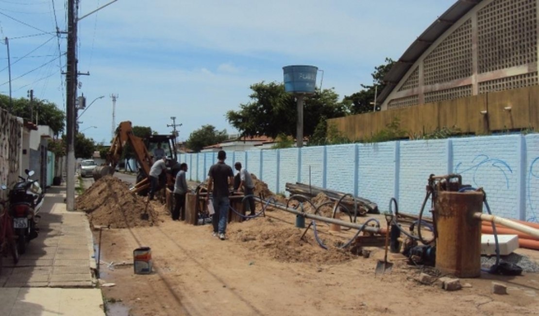 Casal substitui mais de 130 metros de redes de esgoto em bairros de Maceió