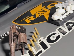 Homem é preso com arma de fogo e cocaína no bairro Fernão Velho