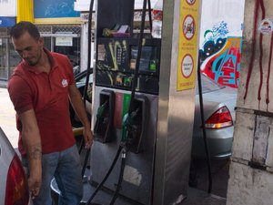 Com petróleo e sem sabão, Venezuela tem gasolina quase gratuita