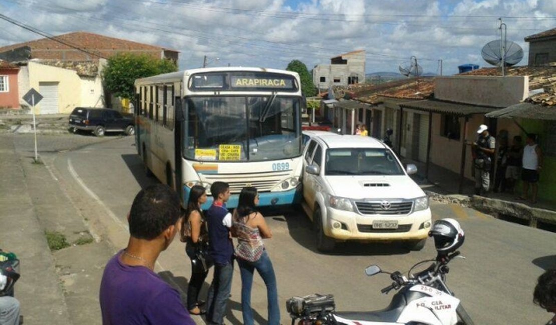 Ultrapassagem provoca acidente entre caminhonete e ônibus