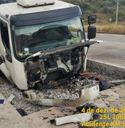 Carreta que caiu em buraco na BR-101, em Novo Lino, ainda permanece no local