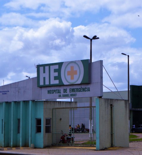Homem morto com tiro na cabeça é levado ao hospital após insistência da esposa