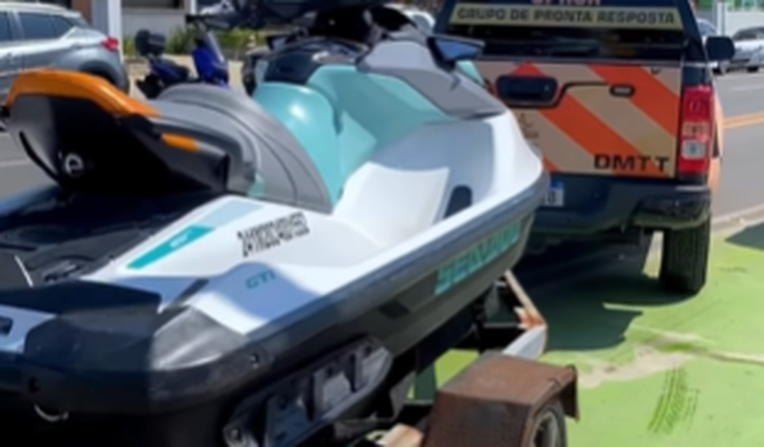 Fiscalização apreende Jet Skis usados em comércio irregular de passeios