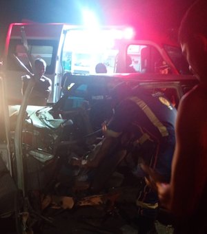 Colisão entre carro e carreta deixa homem preso às ferragens na AL-460 em Porto Calvo