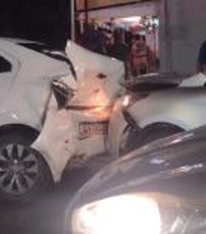 Colisão entre carros em cruzamento movimentado de Arapiraca deixa trânsito lento
