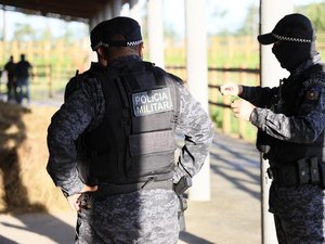 Durante operação contra fraude, trabalhador de rancho é preso com arma de fogo