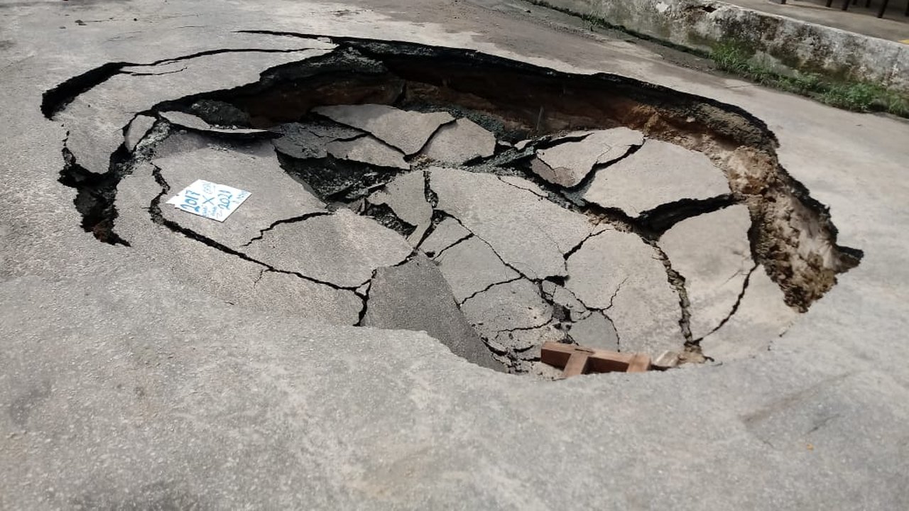 Cratera se abre novamente e interdita rua Soldado Eduardo Santos, na Jatiúca 7Segundos Maceió