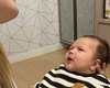 Reação de bebê ao ouvir mãe cantando emociona e viraliza nas redes sociais
