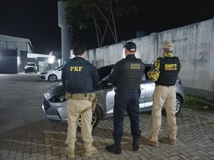 PRF prende homem com carro roubado durante ação conjunta em Maceió