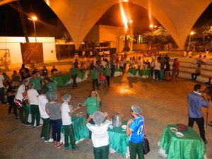 Escola Santa Catarina realiza sopão solidário