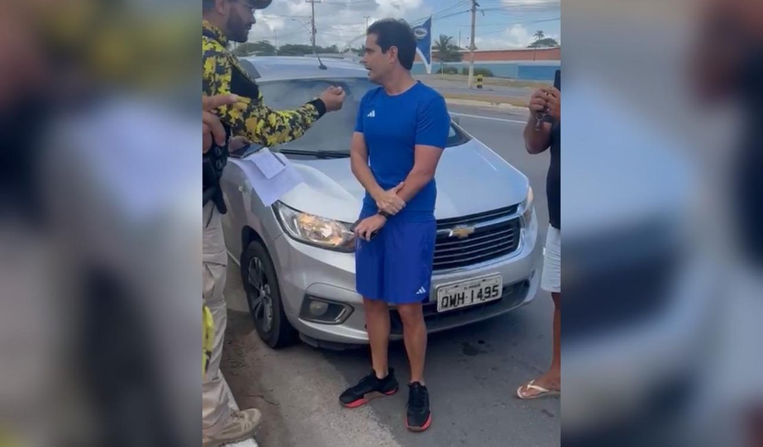 [Vídeo] Deputado bate boca com agentes do DMTT e tenta impedir apreensão de veículo