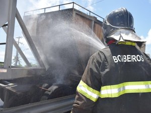 [Vídeo] Caminhão que transportava açúcar pega fogo na Ponte Divaldo Suruagy