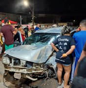 Veículo bate contra parede e deixa condutor preso às ferragens em Rio Largo