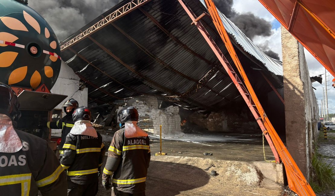 [Vídeo] Após 12 horas de combate, bombeiros apagam incêndio na fábrica de plásticos em Maceió