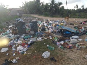 Comunidade de São Miguel dos Milagres sofre com acúmulo de lixo