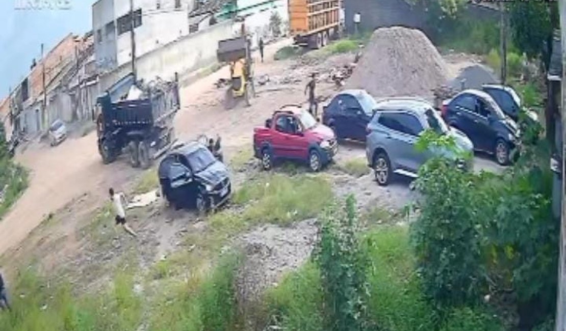 Vídeo flagra momento em que suspeitos abandonam carro em rua sem saída durante perseguição da PRF