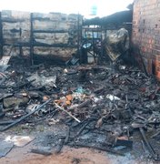 [Vídeo] Incêndio destrói barracas da feira da troca em Arapiraca