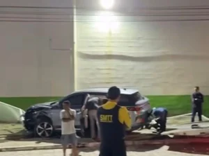 Mulher perde controle de veículo e colide com muro de supermercado na Ponta Verde