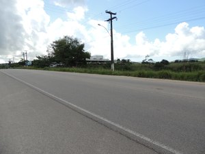 Carro capota na AL 105, em Matriz de Camaragibe