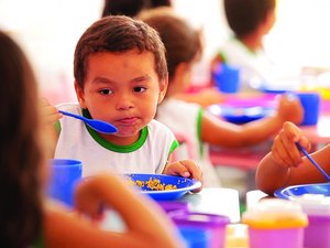 Prefeitura inicia distribuição de 50 mil kits de merenda nesta quinta