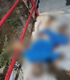 Homem é assassinado a tiros enquanto subia escadaria de grota em Maceió
