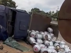 Caminhonete com botijões de gás tomba após falha mecânica na AL-220