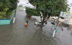 Temporal repentino alaga ruas de Arapiraca