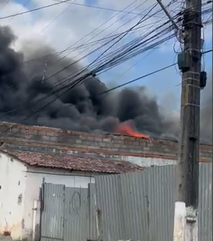 [Vídeo] Fábrica de estofados pega fogo no bairro Planalto, em Arapiraca