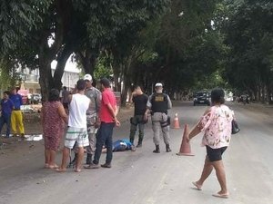 Motociclista perde controle ao passar por quebra-molas e provoca colisão