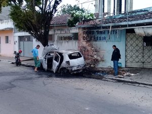 [Vídeo] Após colidir, motorista abandona veículo em chamas com ocupantes dentro do carro