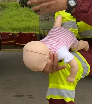 Pais salvam bebê engasgada após orientações repassadas por telefone: 'Ela voltou a respirar'
