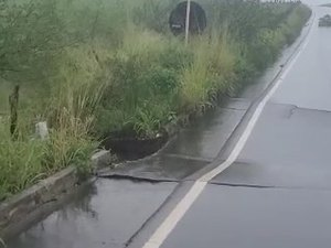 [Vídeo] Asfalto ameaça ceder na AL-115 entre Olho d´Água Grande e Campo Grande, no Agreste de Alagoas