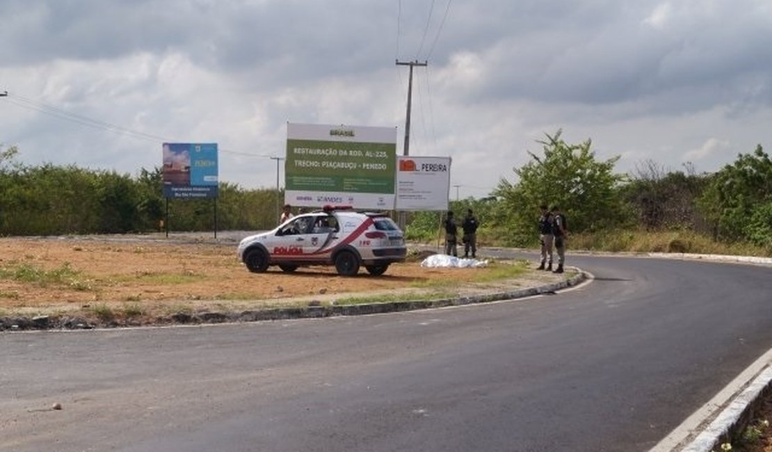 Condutor perde o controle da moto e carona morre no local do acidente