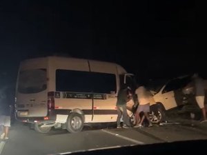 Colisão entre carro e van deixa 15 feridos na BR-316